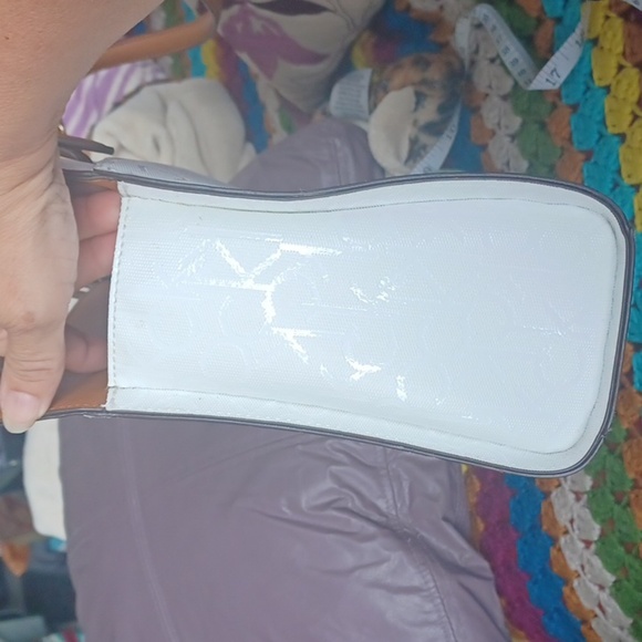 Calvin Klein Cream and Red Floral Shoulder Bag with Structured Design, 12x9x3 - Picture 3 of 10